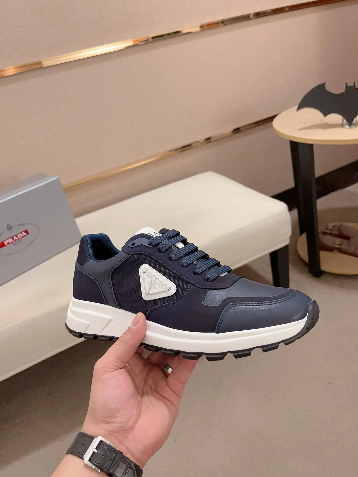 Men's shoes 💰 560 💰 (high version) new Prada (Prada) high-tops are launched at the same time, new men's shoes, 😘fabrics are selected from waterproof technical cloth. First layer cowhide lining. 👍🏿Original molded anti-slip rubber outsole, with exquisite lines, simple and elegant, comfortable and high-end for leisure travel. Number of yards: 38 to 44. (Can be customized for 45.46.)